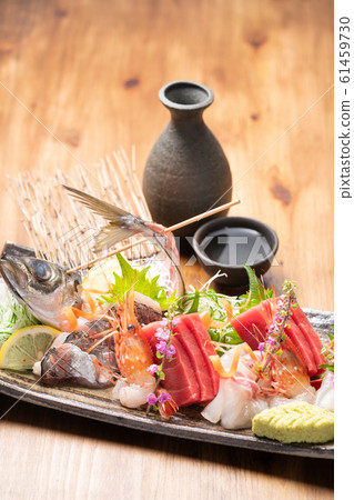 Sashimi platter and sake 61459730