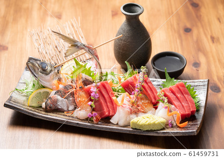 Sashimi platter and sake 61459731
