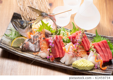 生魚片拼盤和清酒 生魚片拼盤和清酒 61459734