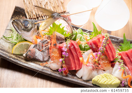 Sashimi platter and sake 61459735