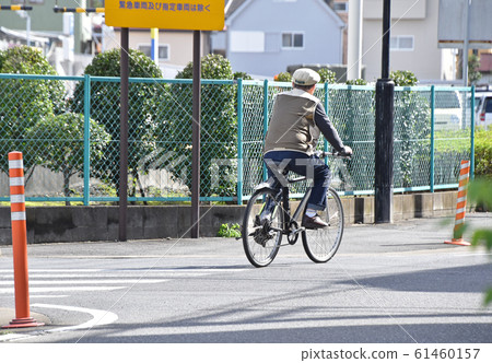 騎自行車的老人 騎自行車的老人 61460157