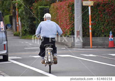 騎自行車的老人 騎自行車的老人 61460158