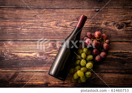葡萄酒瓶和葡萄 葡萄酒瓶和葡萄 61460753