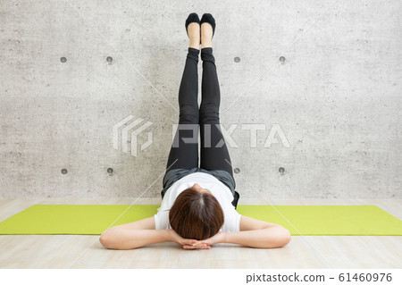 女人伸展 61460976