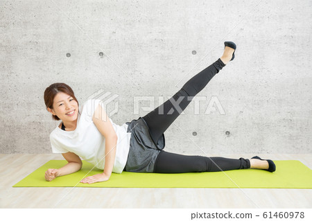 女人伸展 61460978