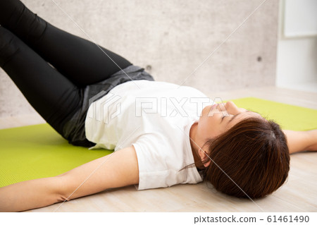 Woman doing muscle training Woman doing muscle training 61461490