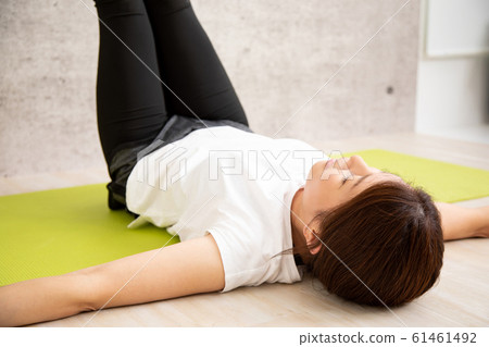 做肌肉訓練的女人 61461492