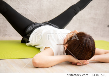 Woman doing muscle training 61461500