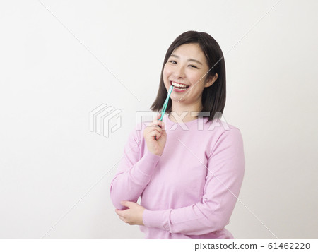 一個男人用牙刷 一個男人用牙刷 61462220