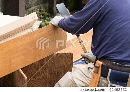 Carpenter sawing flooring Carpenter sawing flooring 61462282
