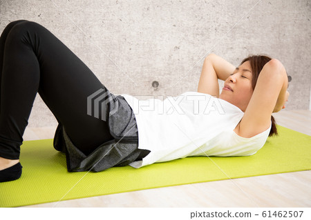 做肌肉訓練的女人 61462507