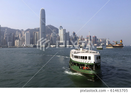 一條星輪渡離開香港島,到達九龍半島。英國殖民時期的香港特色菜 一條星輪渡離開香港島,到達九龍半島。英國殖民時期的香港特色菜 61463705