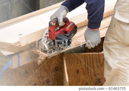切開與電圓鋸的地板的工匠的手的特寫鏡頭 61463735