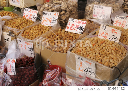 香港乾物質市場。來自日本大豆的干扇貝是最高等級的產品，價格高達100克和3000日元 61464482