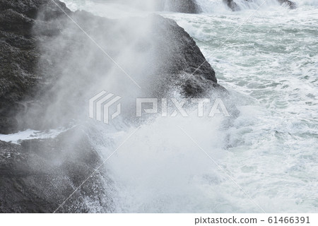 [Fukui Prefecture] Rough waves on the Echizen coast (Shifukiiwa) 61466391