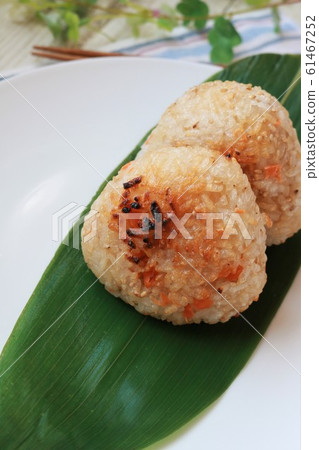 Grilled rice balls on bamboo leaves 61467252