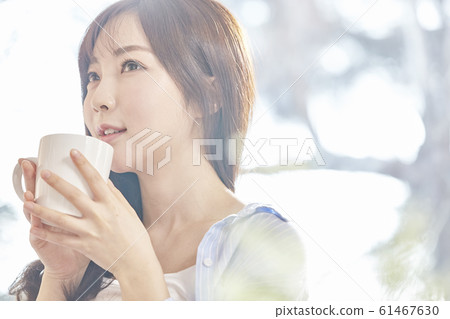 年輕女子,早晨,咖啡,下午茶時間,天氣,房間,房子 年輕女子,早晨,咖啡,下午茶時間,天氣,房間,房子 61467630