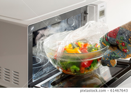 Cooking scene of hot vegetables using a microwave 61467643