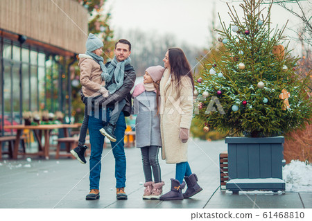 Family winter sport. Father and daughter on winter day 61468810
