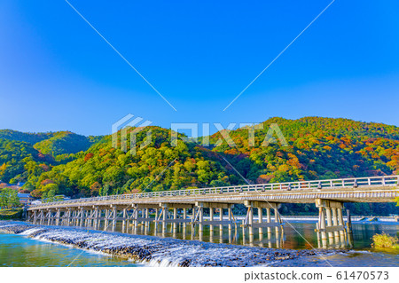 京都秋天嵐山渡月橋 京都秋天嵐山渡月橋 61470573