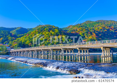 京都秋天嵐山渡月橋 京都秋天嵐山渡月橋 61470574