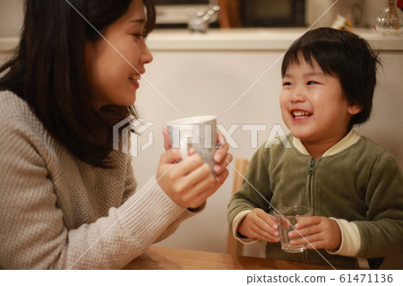 父母和小孩喝喝 父母和小孩喝喝 61471136