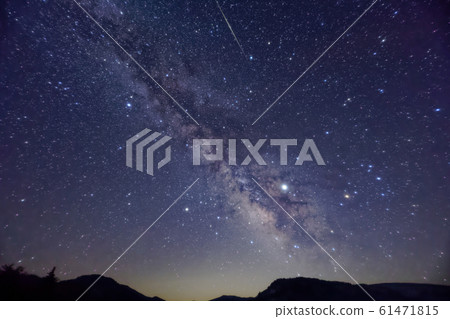 從尾根原看夏季的銀河系和流星 61471815