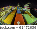 載車渡輪在晚上到達神戶港 61472636