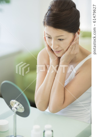 Middle female beauty 61479627