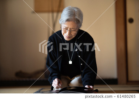Senior woman living 61480265