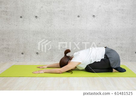 Women stretching Women stretching 61481525