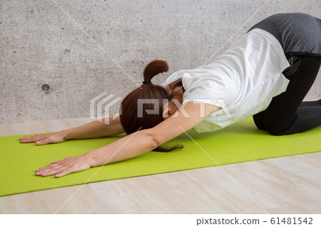 Women stretching 61481542