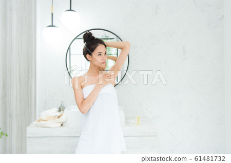 皮膚護理婦女(浴室) 皮膚護理婦女(浴室) 61481732