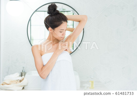 皮膚護理婦女(浴室) 皮膚護理婦女(浴室) 61481733