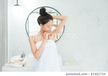 皮膚護理婦女(浴室) 皮膚護理婦女(浴室) 61481734