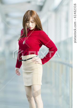 女肖像全身冬季搭配迷你裙 61482316