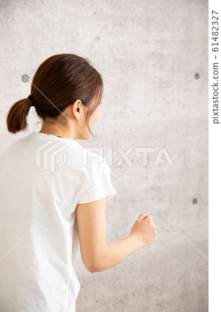 Woman in a gym 61482327