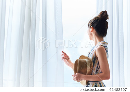 看著窗外的女人 61482507