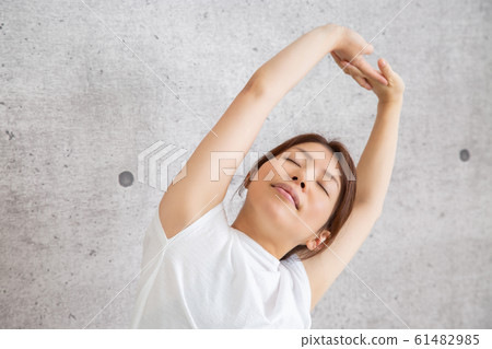 訓練肌肉的女性 61482985