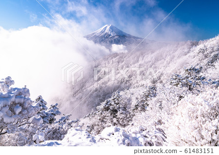 《山梨縣》富士山的三關和烏云密布的白海 61483151