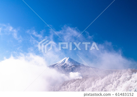《山梨縣》富士山的三關和烏云密布的白海 《山梨縣》富士山的三關和烏云密布的白海 61483152