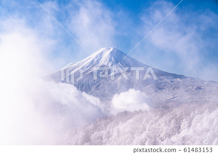 《山梨縣》富士山的三關和烏云密布的白海 61483153