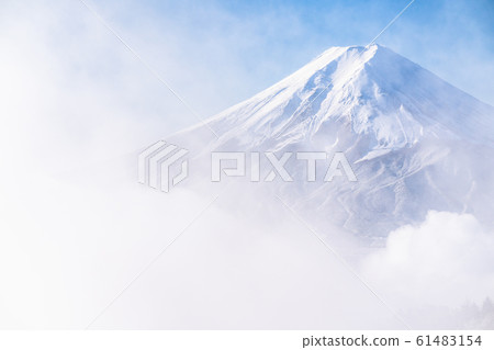 《山梨縣》富士山的三關和烏云密布的白海 《山梨縣》富士山的三關和烏云密布的白海 61483154