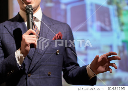 在舞台上表演的商人 在舞台上表演的商人 61484295