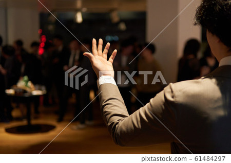 在舞台上表演的商人 在舞台上表演的商人 61484297