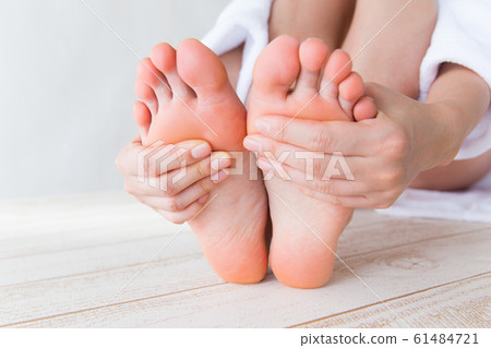 觸碰鞋底的女人。 61484721