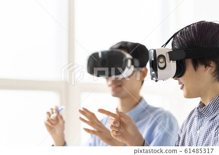 兩個男人的生活方式,他們通過VR護目鏡體驗3D最新5G技術 兩個男人的生活方式,他們通過VR護目鏡體驗3D最新5G技術 61485317