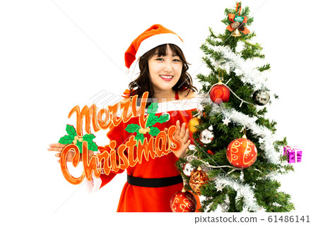 聖誕老人禮服的婦女與聖誕樹 61486141