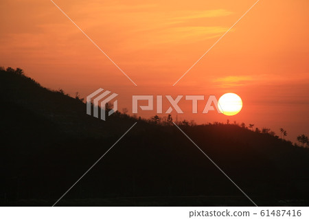 太陽在山脊上方 太陽在山脊上方 61487416