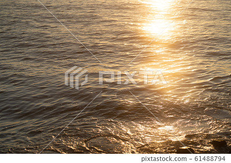 [Sunset water surface ②] 61488794